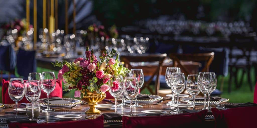 Ein gemütlicher Tisch für eine Hochzeitsfeier.