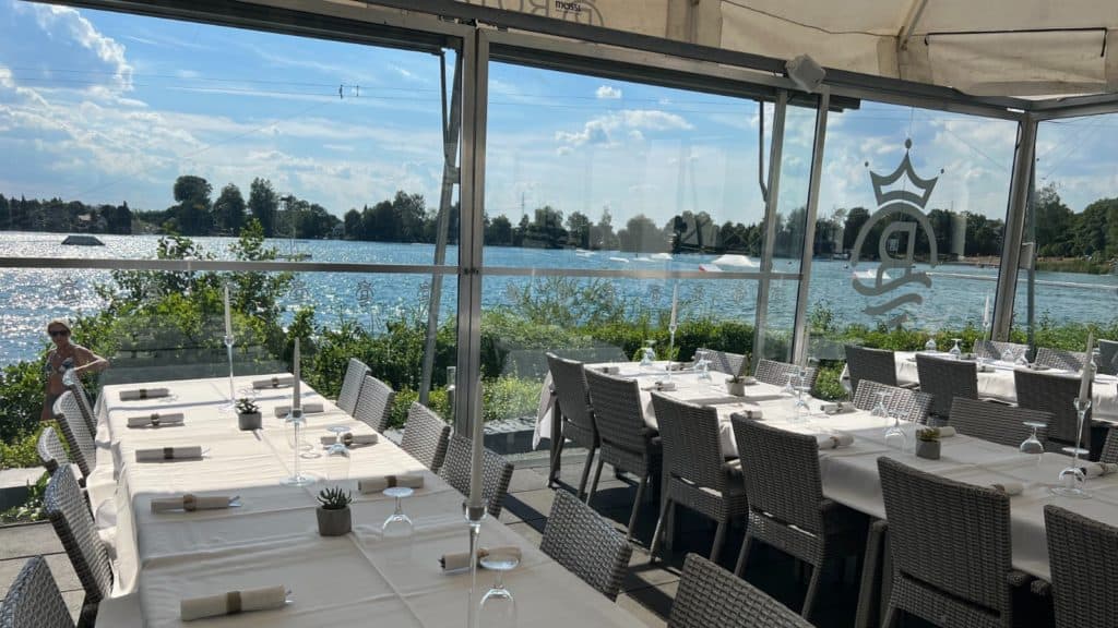 Ein Restaurant mit Blick auf einen See.