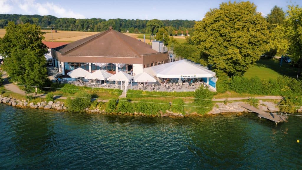 Eine Luftaufnahme eines Restaurants am See.
