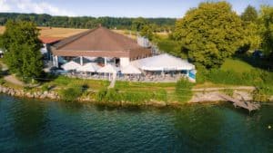 Eine Luftaufnahme eines Restaurants am See.