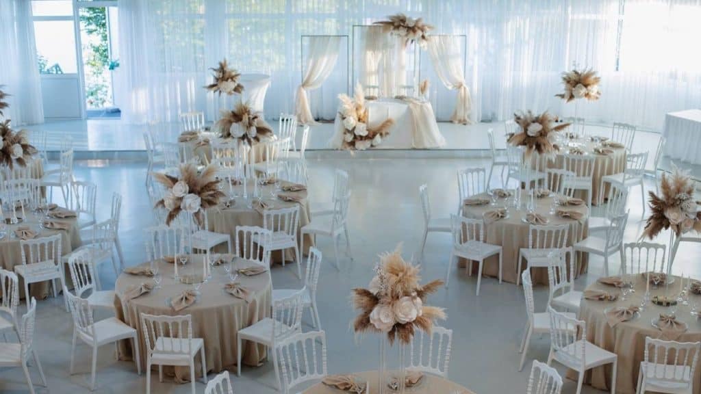 Startseite | SEO

Ein Hochzeitsempfang mit weißen Tischen und Stühlen zu Hause, der die Bedeutung eines gut gestalteten und ästhetisch ansprechenden Veranstaltungsortes unterstreicht.