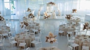 Startseite | SEO

Ein Hochzeitsempfang mit weißen Tischen und Stühlen zu Hause, der die Bedeutung eines gut gestalteten und ästhetisch ansprechenden Veranstaltungsortes unterstreicht.