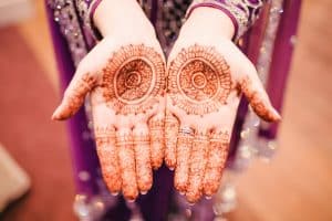 Die Hände einer Braut sind mit aufwendigen Henna-Tattoos geschmückt und symbolisieren die zeitlose Schönheit und Tradition von Riten und Henna Abend.